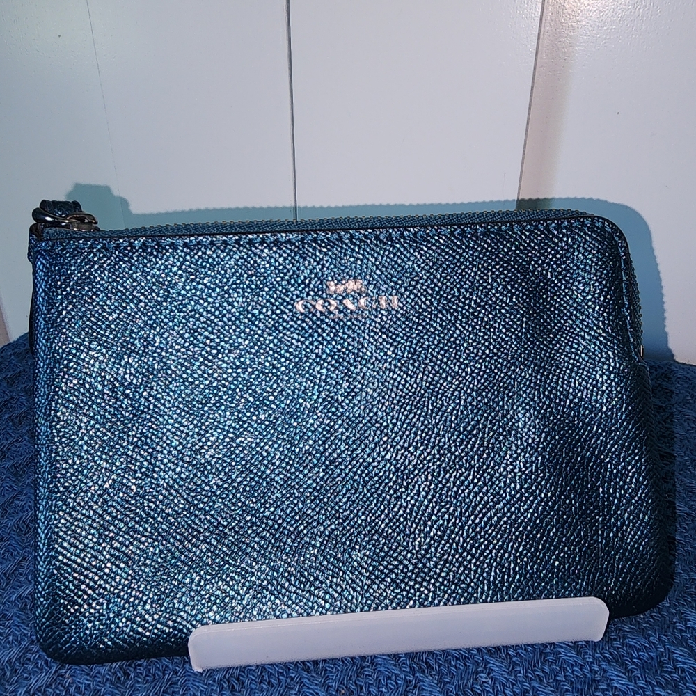 Coach EUC Turquoise wristlet
